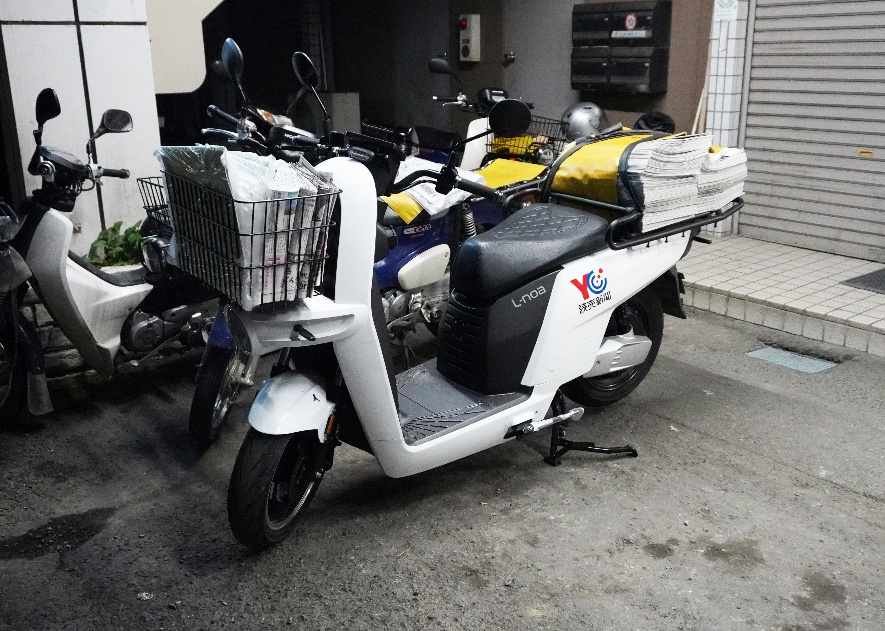 前後に新聞を積んだL-noaの一次試作車