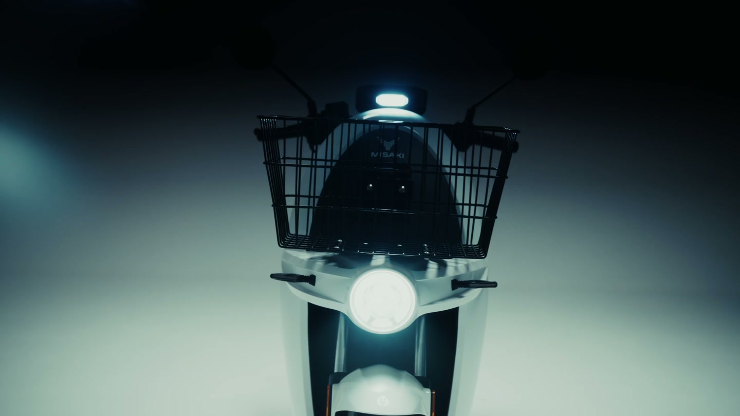 ライトを灯したMISAKIの第一弾電動バイクL-noa